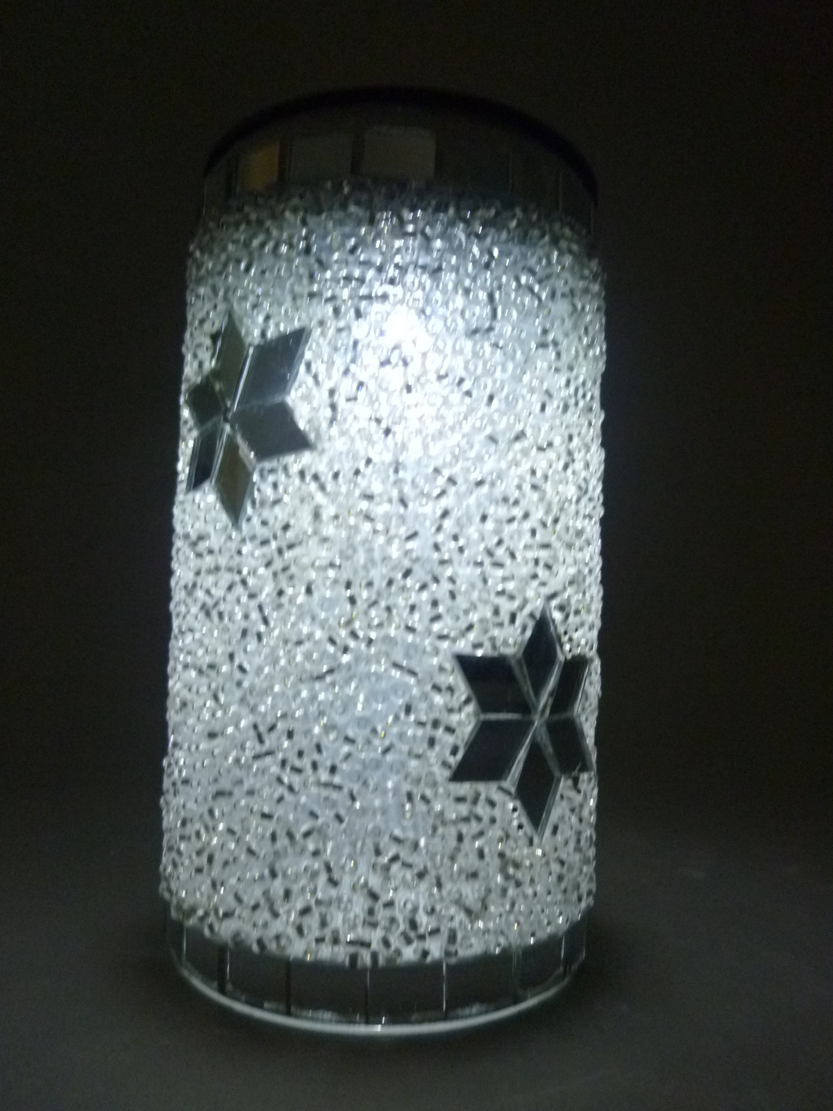 LED Solar Windlicht mit wunderschönem Mosaikglas silber/weiss "Perla"