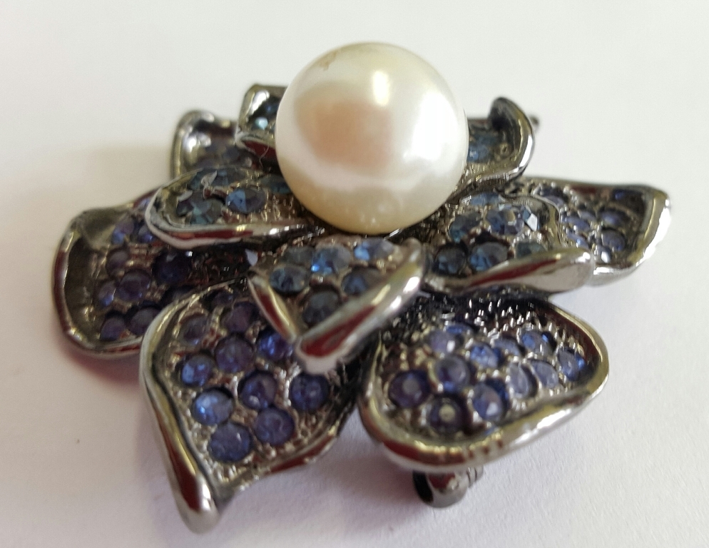 Wunderschöne Brosche Farbe anthrazit mit Swarovski Krystall und Perle Anstecknadel