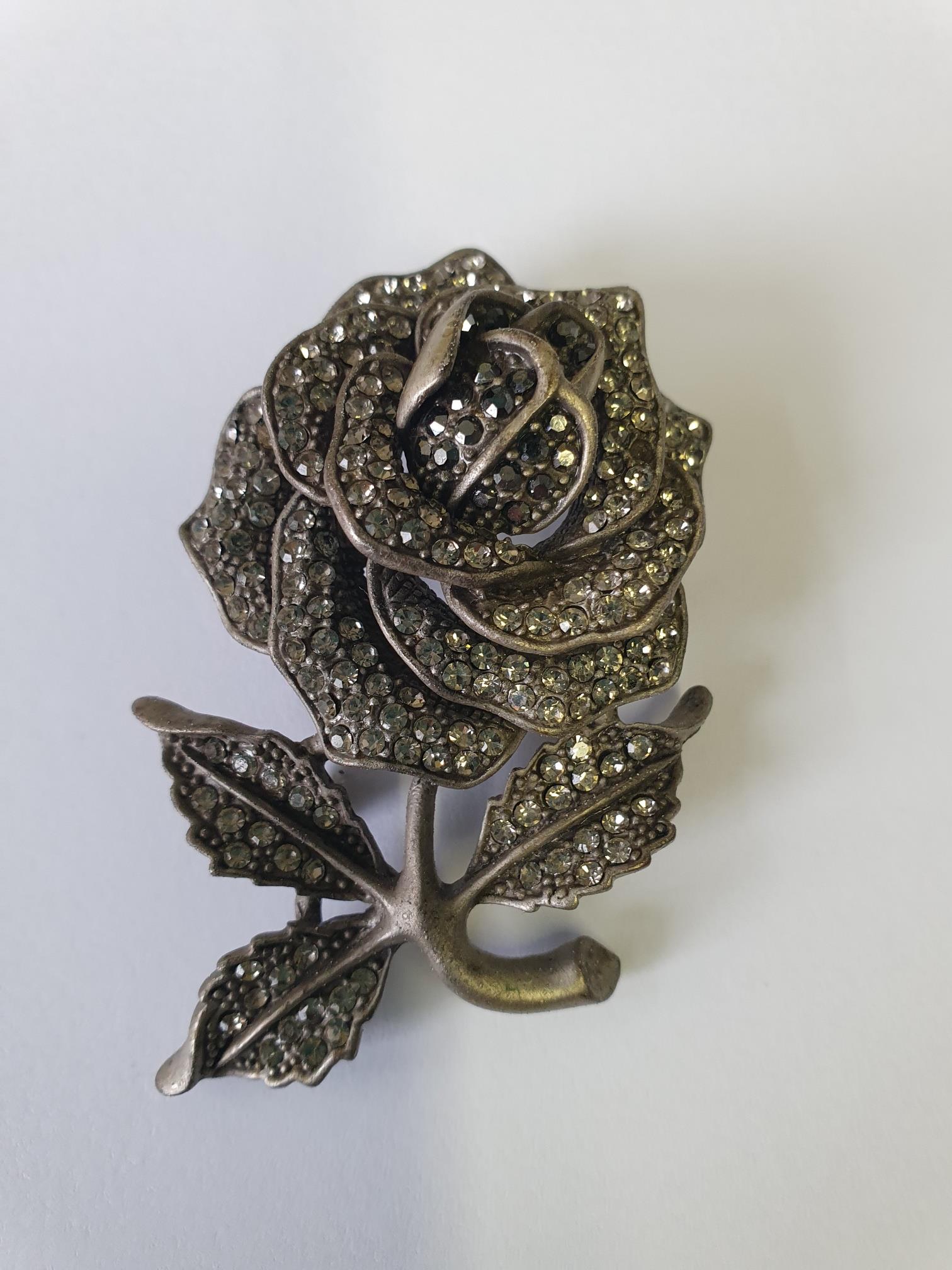 Wunderschöne Brosche Rose Farbe anthrazit mit Swarovski Krystall klar