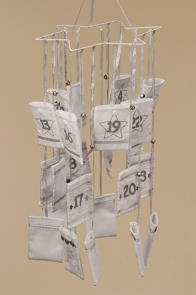 Adventskalender Mobile L80cm Filz, weiss