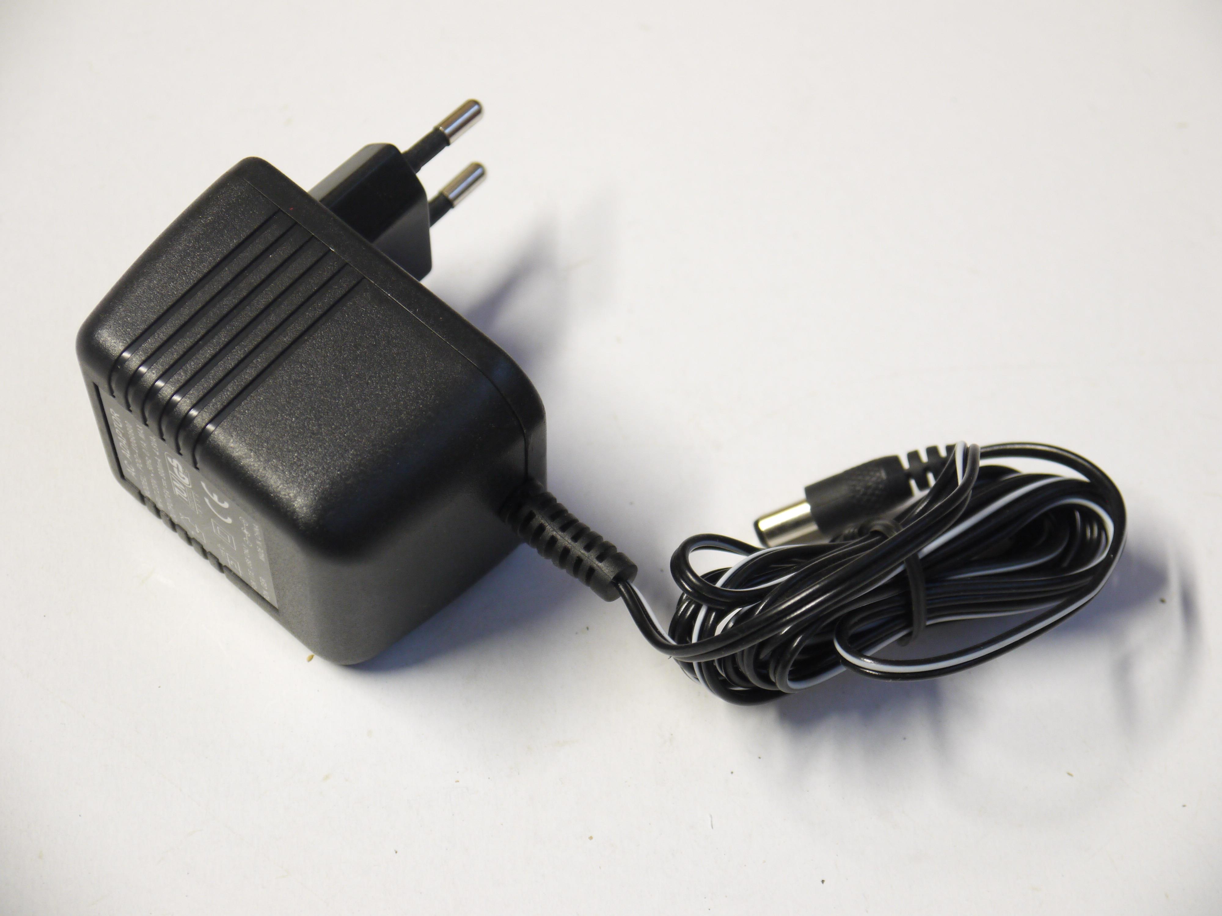 Steckertrafo 6 Volt-AC/DC mit Ringstecker