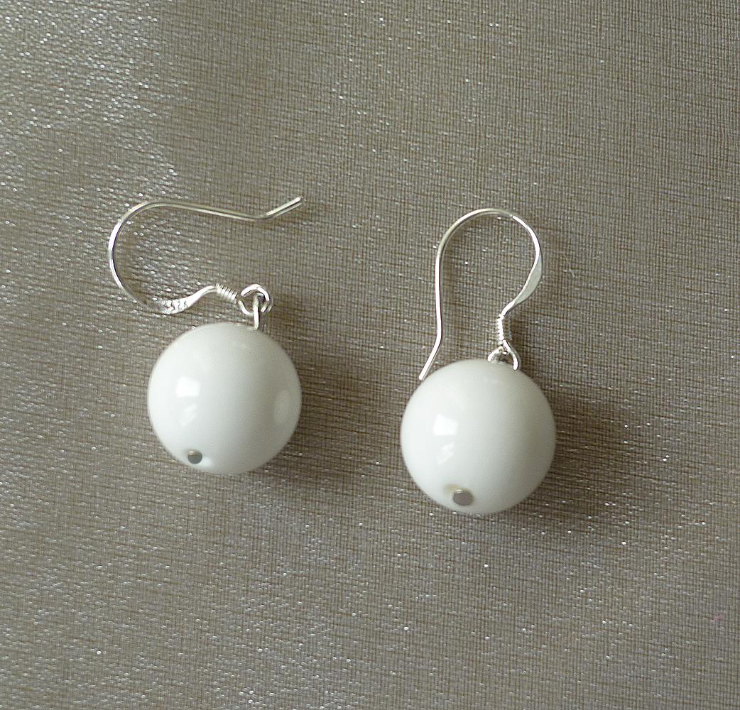 Kugel Ohrhänger aus Hippopus Muscheln gefertigt weiß Modeschmuck
