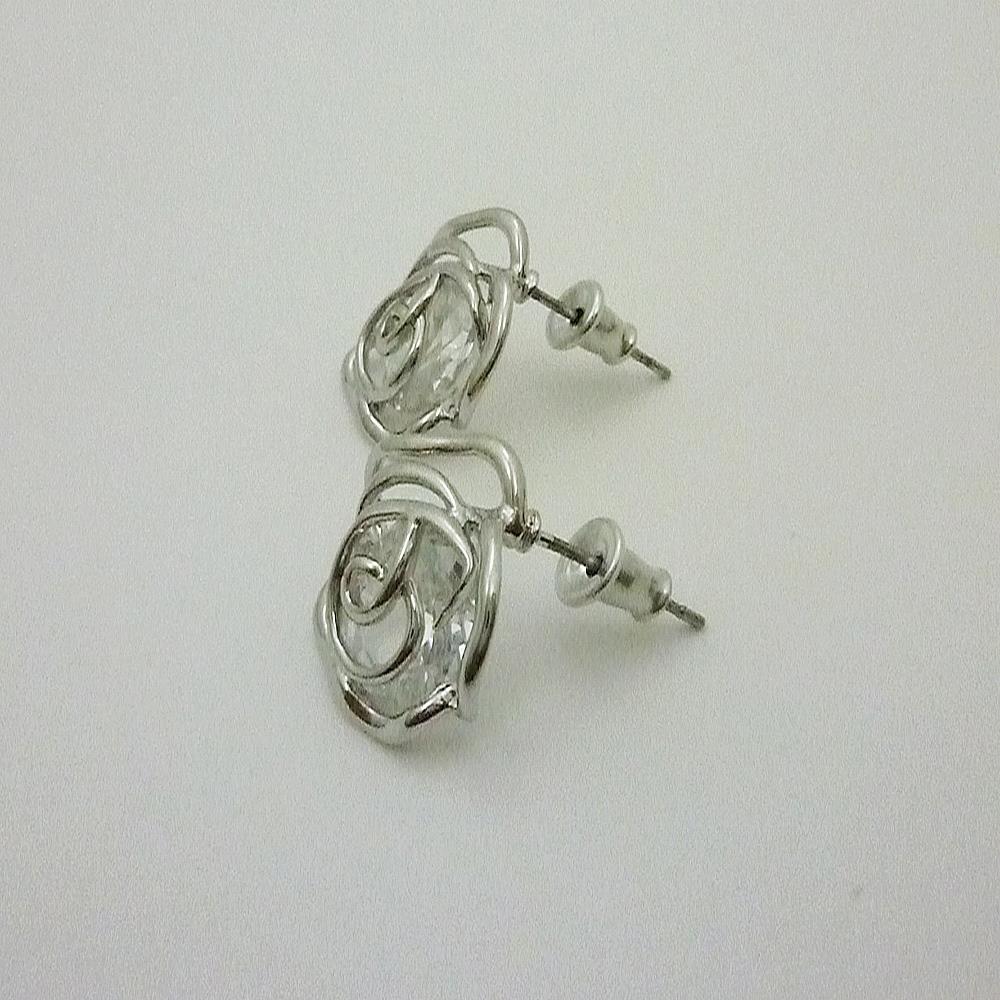 Wunderschöne Ohrstecker Rose und Gitter mit Stein im Set Wunderschöne Ohrstecker Rose und Gitter mit Stein im Set