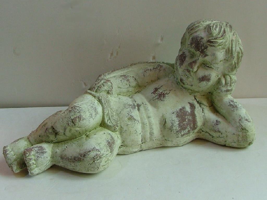 Engel aus Keramik liegend Skulptur Garten-Dekofigur