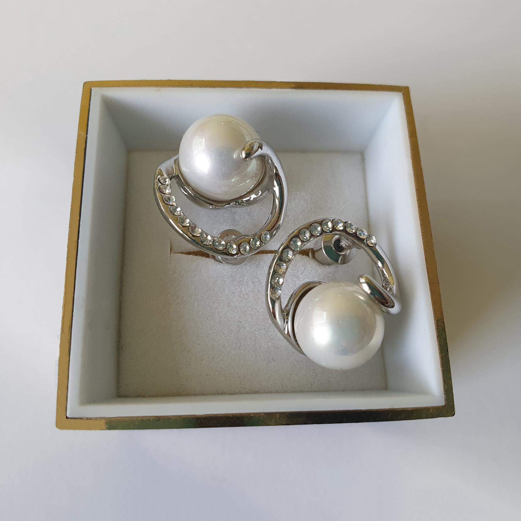 Wunderschöne Ohrstecker Perle mit Steinen und Stein groß im Set