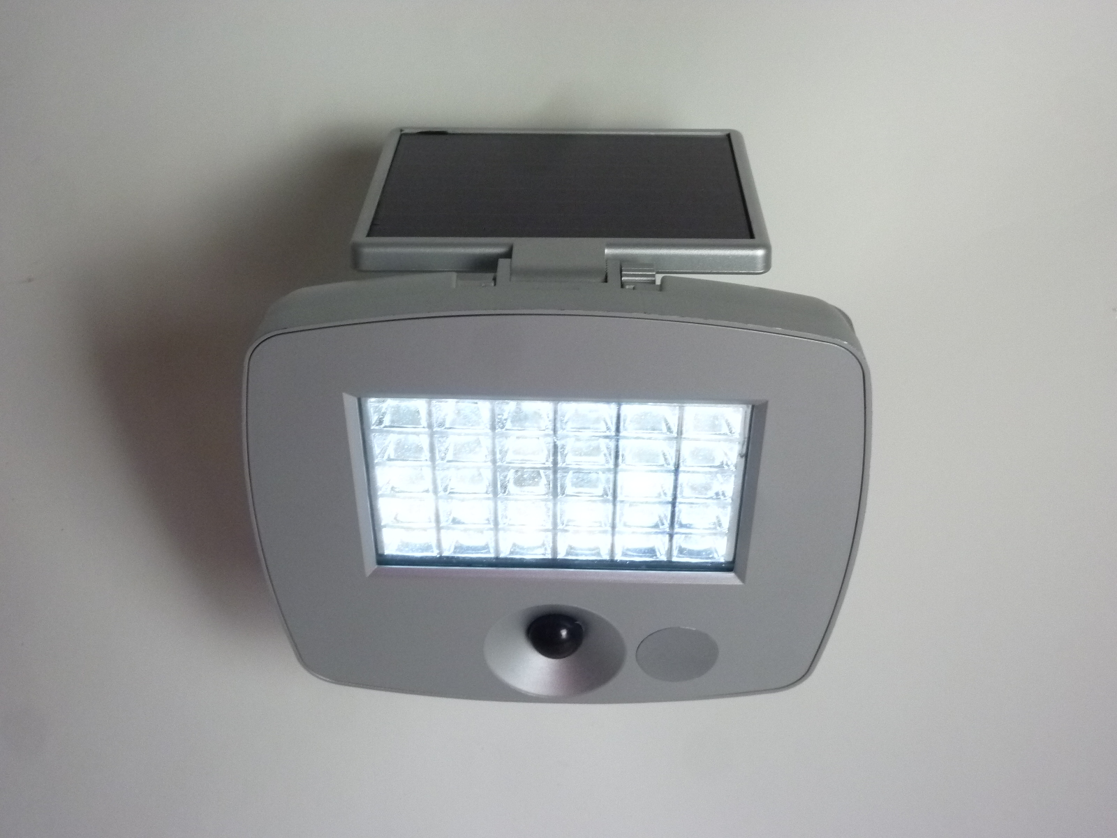 Solarwandleuchte Raven mit Sensor 30 LED