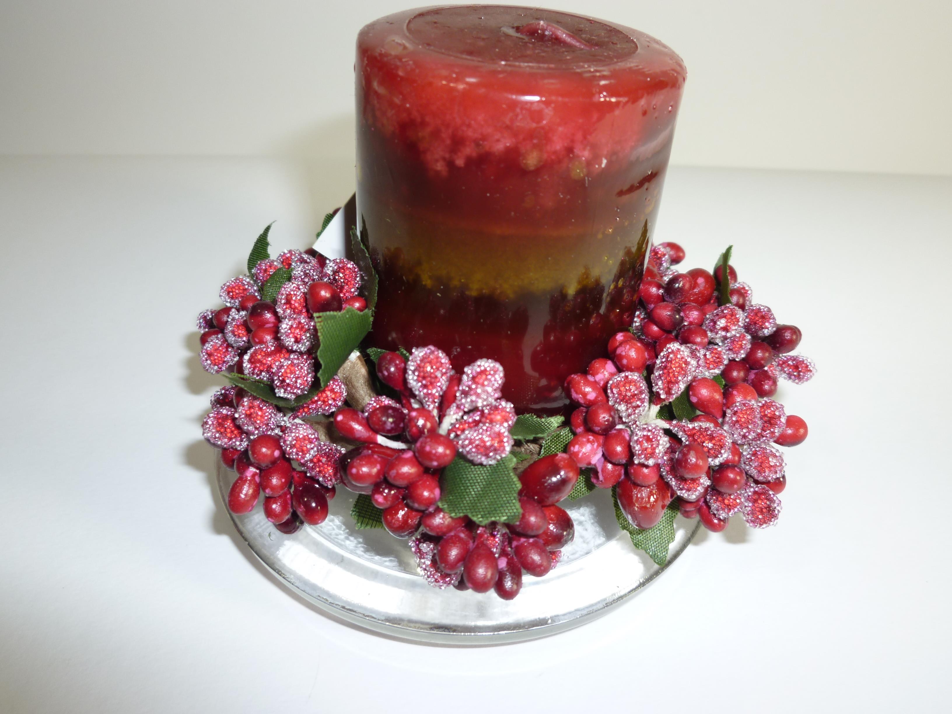 Kerze mit Kerzenteller und Kranz