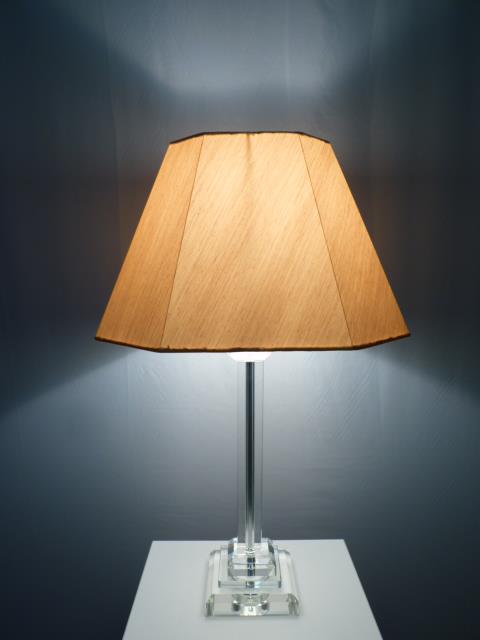 Tischleuchte Bence mit Kristallfuß und Seiden - Stoffschirm 