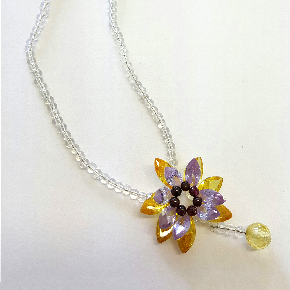 Bezaubernde Halskette Collier aus Kristallsteinen mit Blumen Anhänger