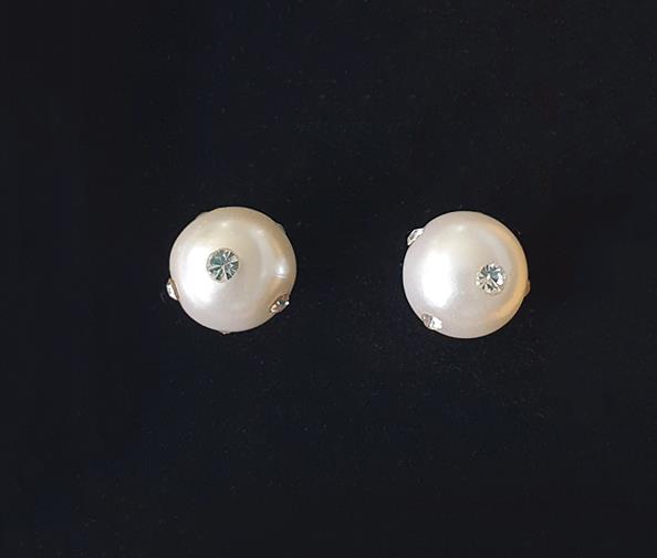 Wunderschöne Ohrstecker mit Perle und Steinchen im Set