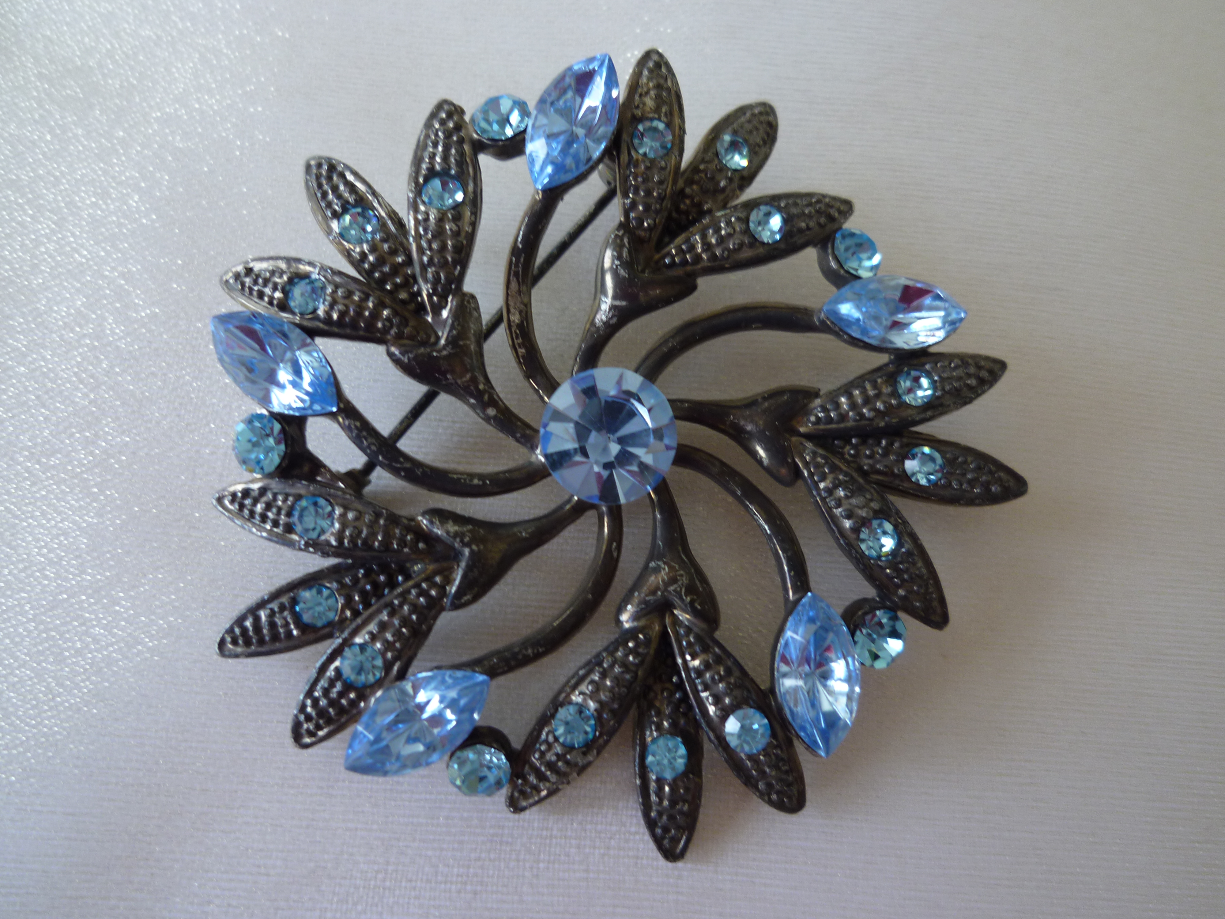 Brosche anthrazit Swarowsky Steine blau