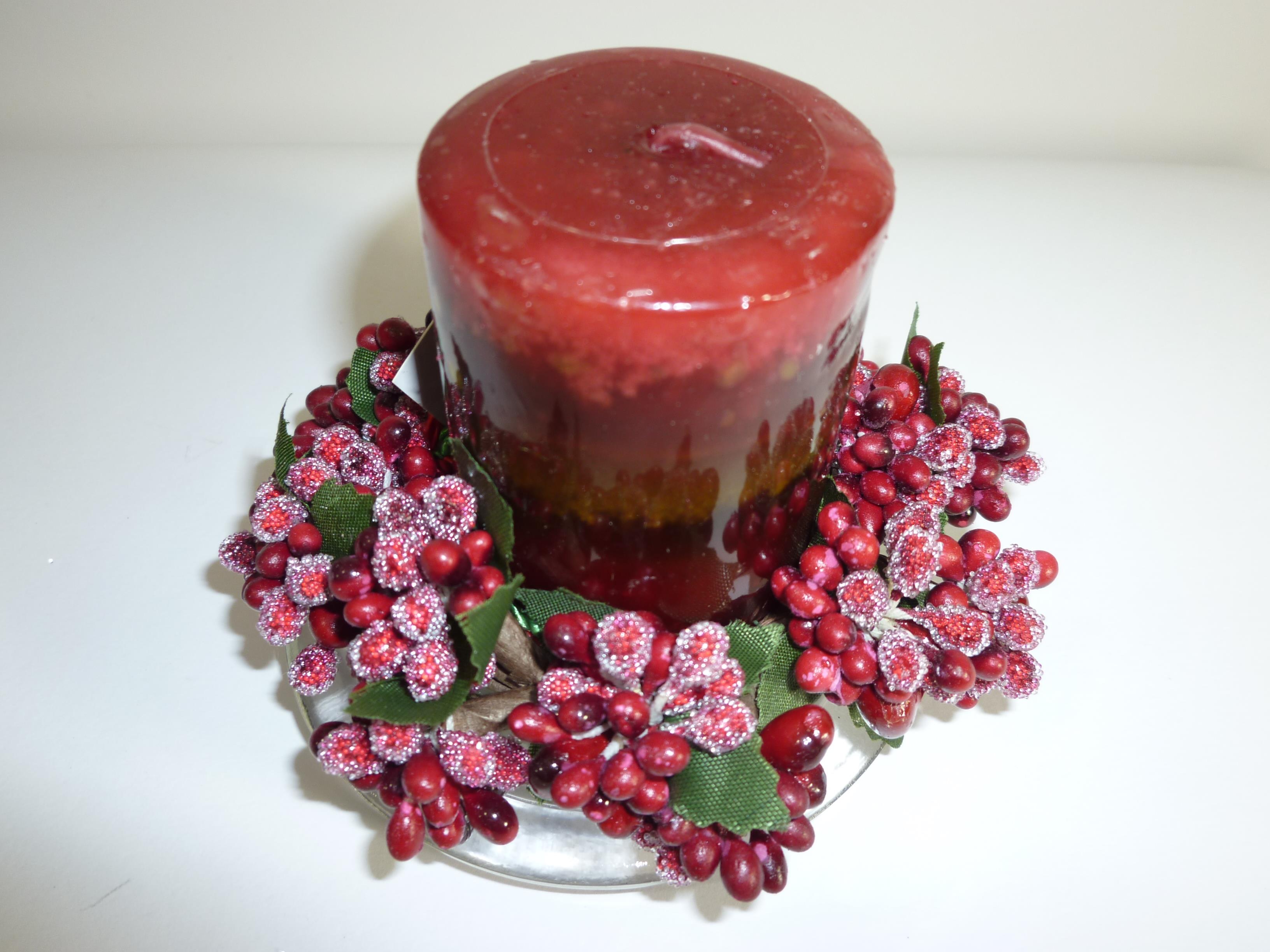 Kerze mit Kerzenteller und Kranz