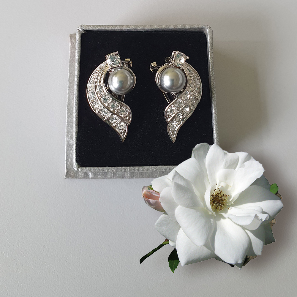 Elegante modische Ohrstecker Perle mit Kristallschweif